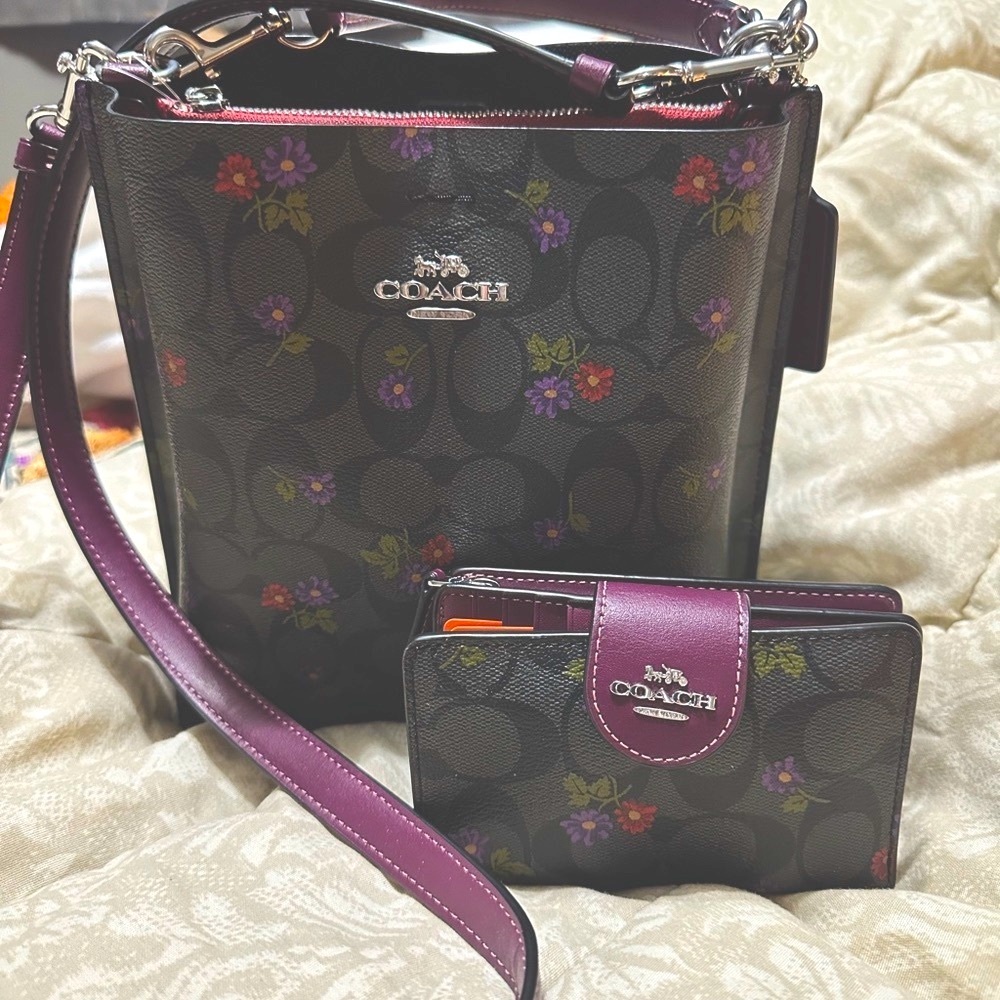 Coach Molly Bucket W/Wallet. NWT. 🚫Trades